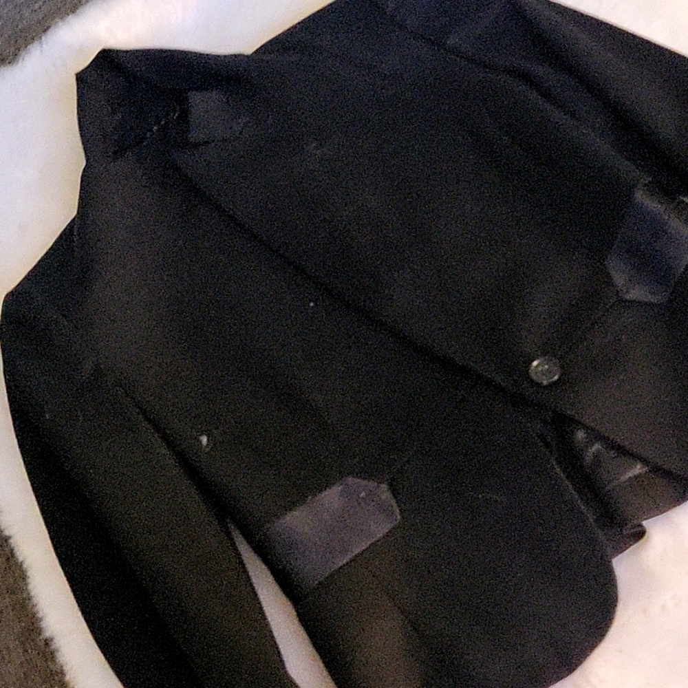 Beautiful Theory Blazer Black color  is also straight 👌 size 0 can be small too